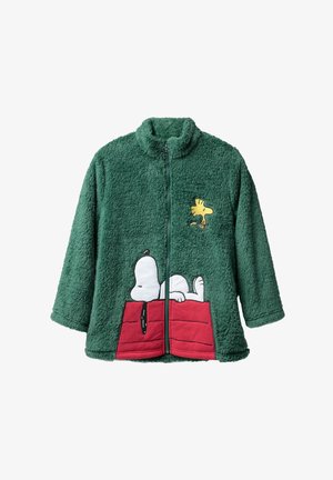 Chaqueta de fleece verde con un cuello alto, con diseños de Snoopy y Woodstock en blanco y amarillo. Cierre de cremallera y mangas anchas.