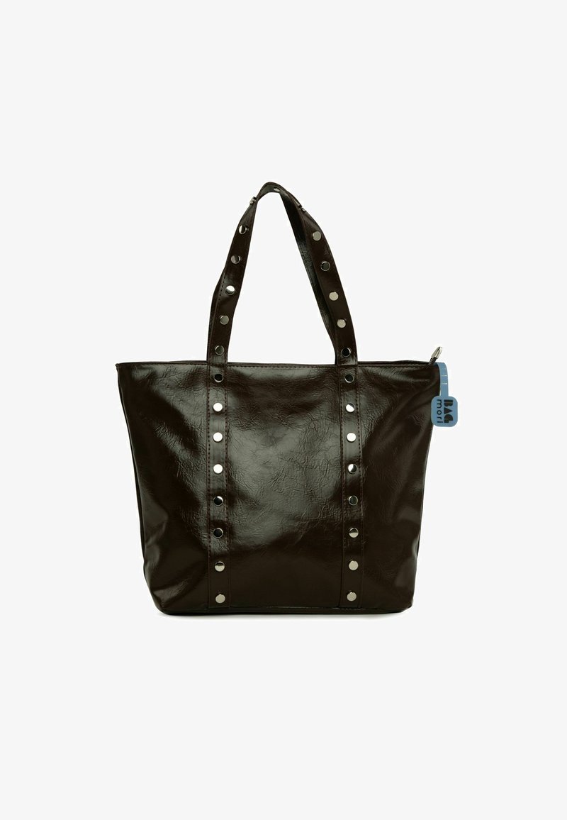 Czarna torba typu tote z eko skóry z metalowymi ćwiekami, dwoma solidnymi uchwytami, zamkiem błyskawicznym oraz niebieską metką po boku.