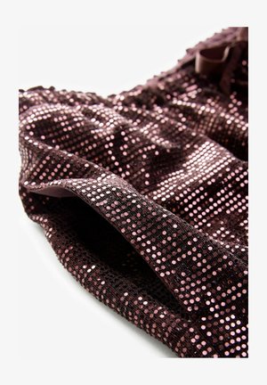 Kammel top, mille struktuurne pind, tumepunane kangas roosa sequiinidega ja lilledega detaili kaeluses.