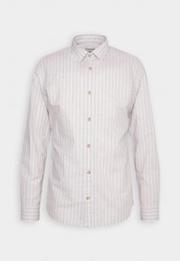 Helle beige Langarmbluse mit dünnen weißen vertikalen Streifen. Verfügt über einen Button-Down-Kragen und braune Knöpfe entlang der Vorderseite.