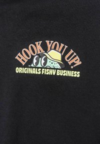 Černá tkanina s barevným grafickým designem. Nápis "HOOK YOU UP!" se nachází nad kreslenou rybou s brýlemi a žlutým kloboukem.
