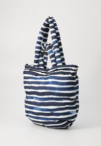 Polstret toteveske med et marineblått og hvitt stripete mønster, som har to tvinnede håndtak, en myk tekstur og en romslig åpning.