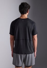 Pier One Sport REGULAR FIT SPORTS T-SHIRT - Paprasti marškinėliai - black