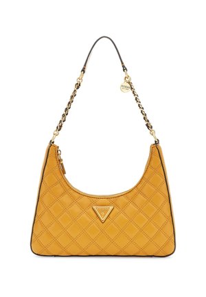 Żółta pikowana torebka na ramię z złotym łańcuszkowym paskiem i trójkątną plakietką z logo Guess z przodu, zamek błyskawiczny u góry.