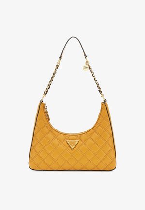 Sac à bandoulière matelassé jaune avec chaîne dorée et plaque triangulaire du logo Guess sur le devant, fermeture éclair sur le dessus.