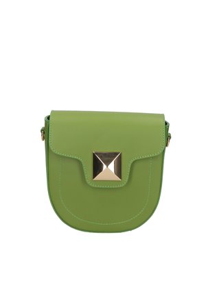 Sac bandoulière en cuir vert avec rabat incurvé et fermoir central doré en forme de pyramide.