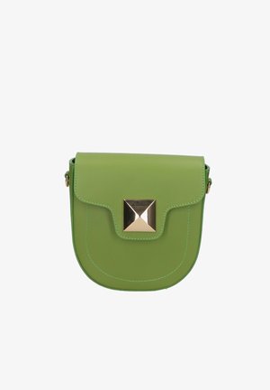 Groene leren crossbodytas met een afgeronde klep en een centrale, goudkleurige piramidevormige sluiting.