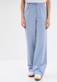 Pantaloni a gamba larga a righe blu chiaro e bianche con vita elastica e dettaglio con fiocco. Tessuto morbido con una vestibilità comoda.
