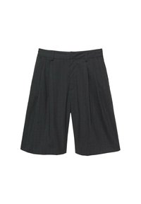 Tummanharmaat pinstripe-shortsit, jotka on valmistettu sileästä kankaasta. Niissä on istuva vyötärö, pystysuorat laskokset ja polvenpituinen leikkaus. Ei näkyviä taskuja tai koristeita.