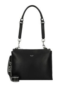 Borsa a spalla nera in pelle con doppi manici, uno liscio e uno a righe. Presenta accessori in argento e una chiusura con zip. Logo a contrasto sul davanti.