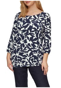Donkerblauwe blouse met witte bloemenprint, ronde halslijn en driekwart mouwen. Lichtgewicht stof met een comfortabele pasvorm.