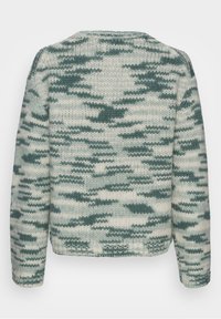 Maglione a maglia con base color crema chiaro e motivi astratti in teal e blu, colletto a girocollo e maniche lunghe. Materiale morbido e testurizzato.
