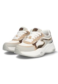 Sneaker con una toma in rete bianca, dettagli beige e accenti metallici dorati, linguetta imbottita, suola spessa e chiusura con lacci.