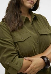 Vero Moda Curve ILJA LANGES - Maxiklänning - olive night