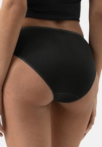 Zwarte katoenen hipster onderbroek met een gladde textuur, elastische tailleband en naadloze randen, van achteren weergegeven.
