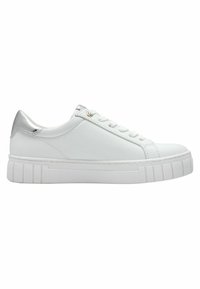 Sneaker bianco con tomaia in pelle liscia, tallone con dettaglio argentato, punta rotonda e suola bianca spessa e testurizzata. Presenta chiusura con lacci.