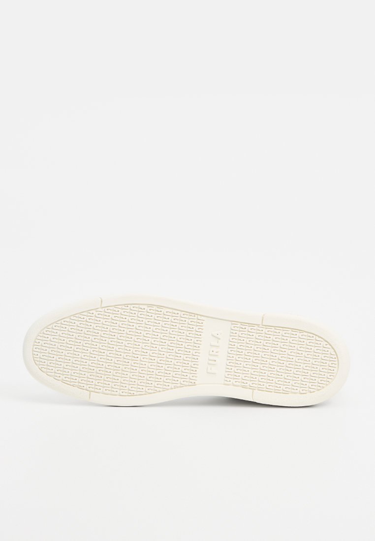 Biała gumowa podeszwa buta z teksturowanym wzorem, z wypukłym logo na środku. Gładkie krawędzie i zaokrąglony obcas dla eleganckiego wyglądu.