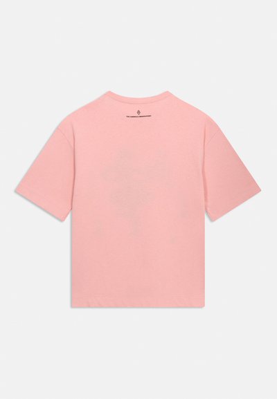 Ροζ κοντομάνικο μπλουζάκι, εμφανιζόμενο από πίσω, με μικρό μαύρο κείμενο "THE ANIMALS OBSERVATORY" και ένα λογότυπο κοντά στη γραμμή του λαιμού.