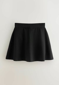 Zwarte klokrok met een gladde textuur, elastische tailleband en een A-lijn silhouet, ontworpen voor veelzijdigheid in casual kleding.