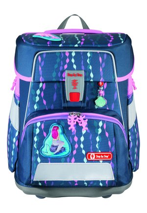 Marineblauer Rucksack mit lila wellenförmigen Mustern, ausgestattet mit einem Meerjungfrauen-Patch, silbernen Akzenten und rosafarbenen Reißverschlüssen; enthält ein rotes Logo und Charms.