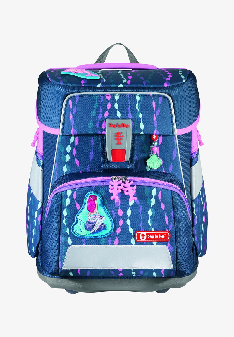 Marineblauer Rucksack mit lila wellenförmigen Mustern, ausgestattet mit einem Meerjungfrauen-Patch, silbernen Akzenten und rosafarbenen Reißverschlüssen; enthält ein rotes Logo und Charms.