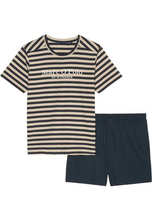 Stripet kortærmet t-shirt i beige og marineblå med "Marc O'Polo" logo, parret med marineblå shorts med elastisk talje.