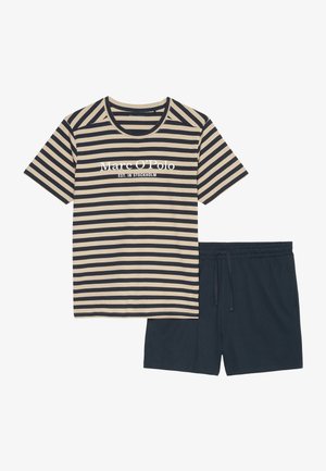 Stripet kortærmet t-shirt i beige og marineblå med "Marc O'Polo" logo, parret med marineblå shorts med elastisk talje.