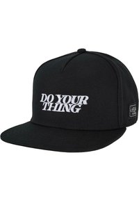 Fekete, lapos karimájú sapka, amelyen fehér hímzéssel olvasható a "DO YOUR THING" felirat. Texturált anyagból készült, oldalsó címkével ellátva.