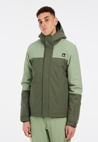 Grüne und hellgrüne Jacke mit Reißverschluss an der Vorderseite, Kapuze und Logo-Patch. Sie verfügt über ein farbblockiertes Design und einen glatten, wetterbeständigen Stoff.