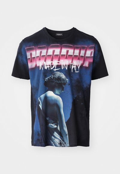 Μαύρο βαμβακερό T-shirt με γραφική εκτύπωση ενός αγάλματος και κείμενο που αναγράφει "DONDU" και "MADE IN ITALY". Στρογγυλή λαιμόκοψη, κοντά μανίκια.