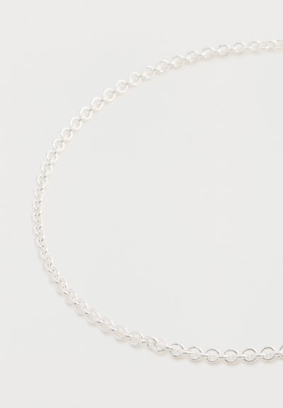 Colar de prata com um design de corrente fina e elos pequenos e interconectados. Textura suave e aparência minimalista.