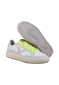 Sneaker bianche e grigio chiaro con lacci gialli brillanti, suola in gomma testurizzata, dettagli perforati, logo V e accenti cuciti.