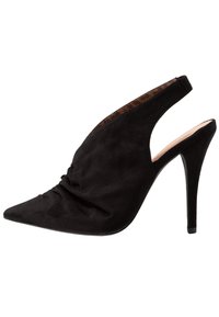 Scarpa con tacco alto slingback in suede nero, con punta affilata e design plissettato, caratterizzata da un tacco sottile e una fodera interna liscia.