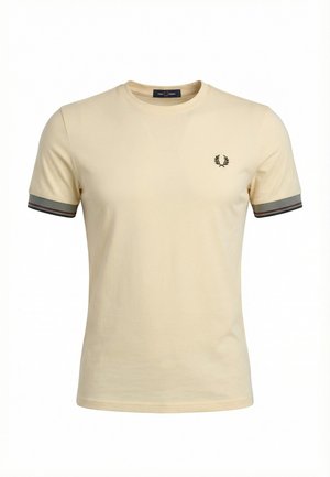 Beige T-shirt met korte mouwen en ronde hals, zwarte en rode gestreepte manchetten, en een klein zwart lauwerkranslogo op de linkerborst.
