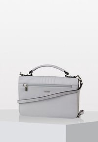 Šedá kožená kabelka se strukturovaným designem, vybavená horním držadlem, odnímatelným ramenním popruhem a kapsou se zipem na zadní straně.