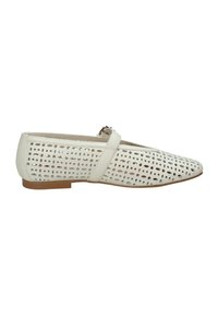 Scarpa piatta bianca con design perforato e una fascia sottile sulla parte superiore. Presenta una punta appuntita e una suola bassa marrone. Materiale in pelle testurizzata.