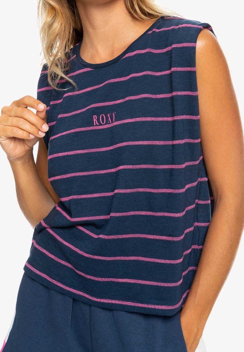 Marinblårandig ärmlös topp med rosa horisontella ränder. Har en rund halsringning och ordet "ROXY" broderat i rosa på framsidan.