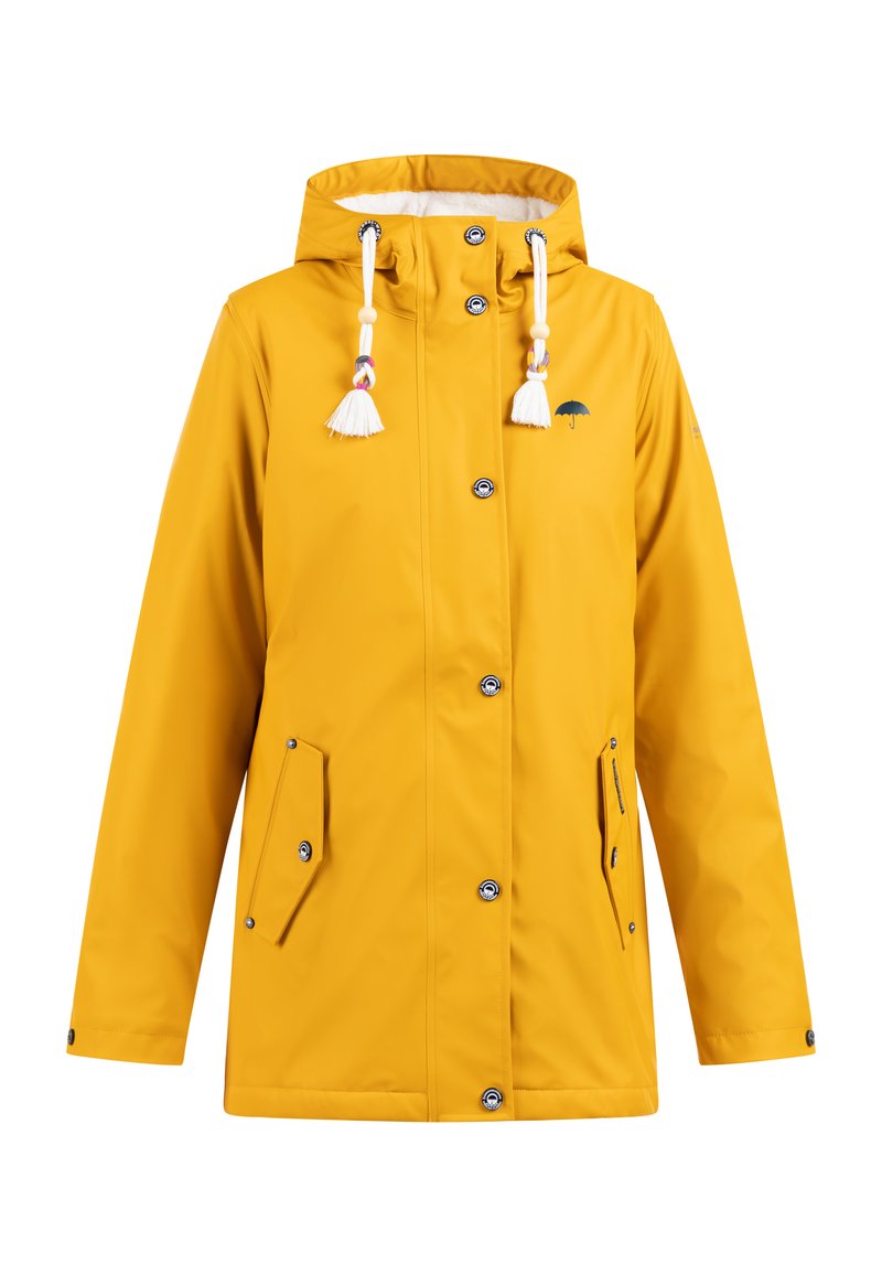 Giacca impermeabile gialla realizzata in materiale resistente all'acqua, dotata di cappuccio, bottoni a pressione sul davanti, due tasche laterali e dettagli decorativi con cordoncino.