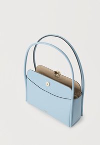 Τσάντα από ανοιχτό μπλε δέρμα με διπλές λαβές, μπροστινή τσέπη και μαγνητικό κούμπωμα σε χρυσό τόνο, εμφανιζόμενη μερικώς ανοιχτή σε λευκό φόντο.