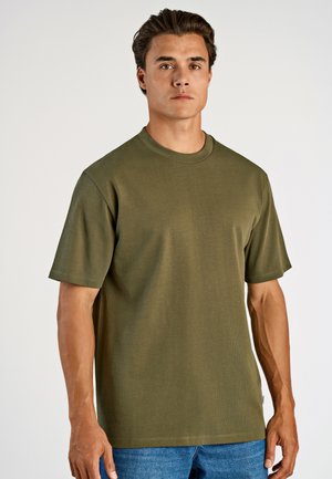 Olivgrön t-shirt med rund halsringning, tillverkad av slät bomullstyg, med korta ärmar och raka snitt. Inga synliga mönster eller detaljer.