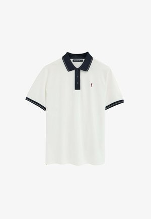 Polo blanco de manga corta con cuello negro y bordes de las mangas, tres botones y pequeño logo rojo de jugador de polo en el pecho.