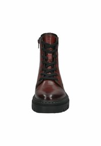 Bottine en cuir rouge foncé avec lacets noirs, fermeture éclair sur le côté, bout arrondi et semelle en caoutchouc épaisse. Texture lisse avec des détails matériels minimaux.