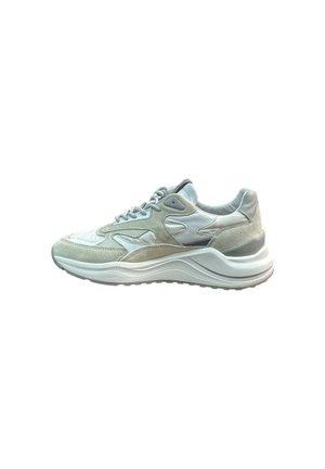 Sneaker grigio chiaro con elementi in suede e pelle liscia, suola bianca spessa e punta arrotondata. Presenta un design con lacci e accenti testurizzati.