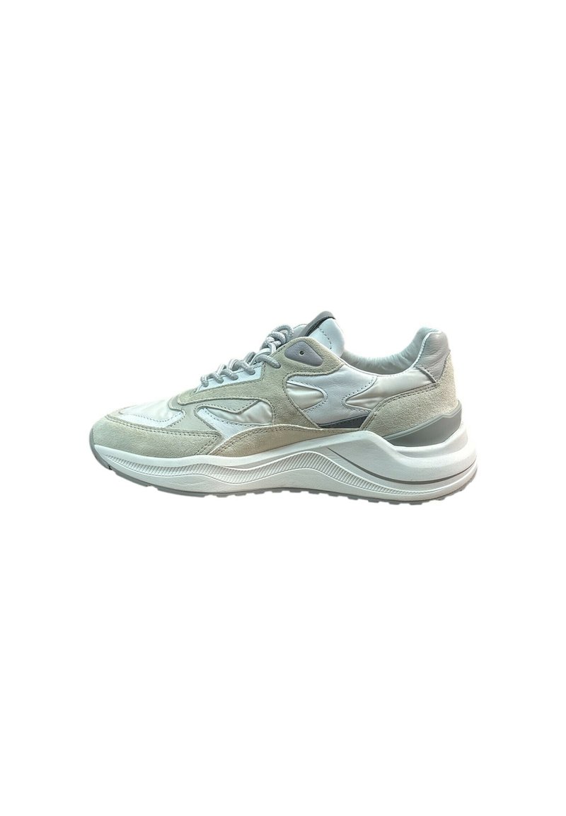 Sneaker grigio chiaro con elementi in suede e pelle liscia, suola bianca spessa e punta arrotondata. Presenta un design con lacci e accenti testurizzati.