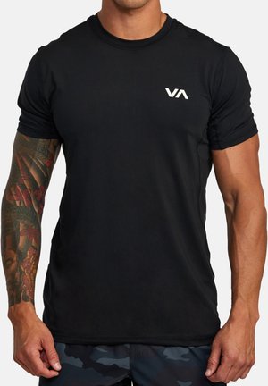Zwart athletic T-shirt van gladde stof, met korte mouwen en een ronde hals. Een wit logo is aanwezig op de bovenste linkerborst.