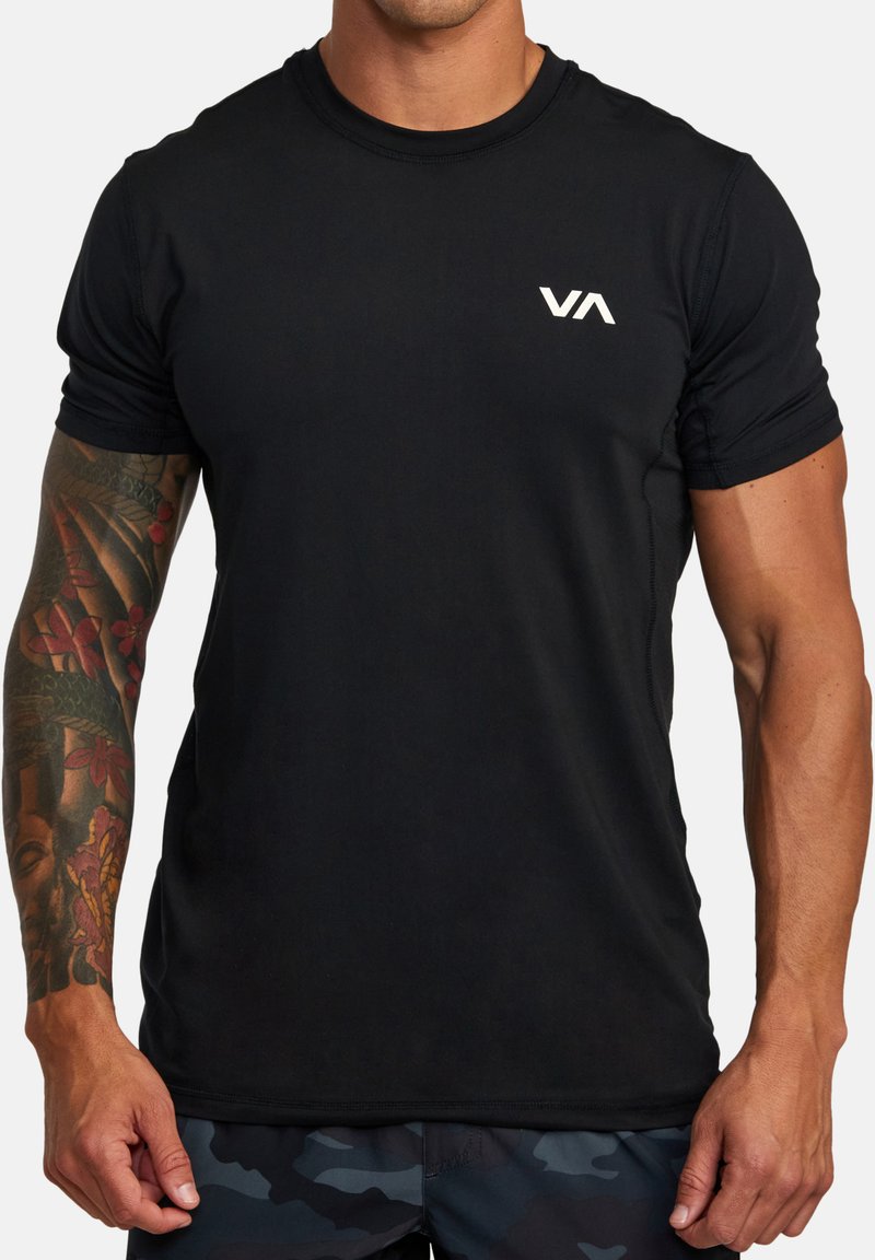 Zwart athletic T-shirt van gladde stof, met korte mouwen en een ronde hals. Een wit logo is aanwezig op de bovenste linkerborst.