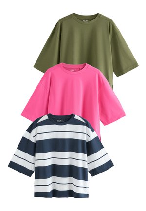 Trois t-shirts oversize à manches courtes et col rond en vert olive, rose vif et bleu marine avec des rayures horizontales blanches.