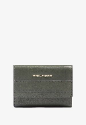 Donkergroene, getextureerde leren portemonnee met klep en gouden "Piquadro" logo middenvoor.