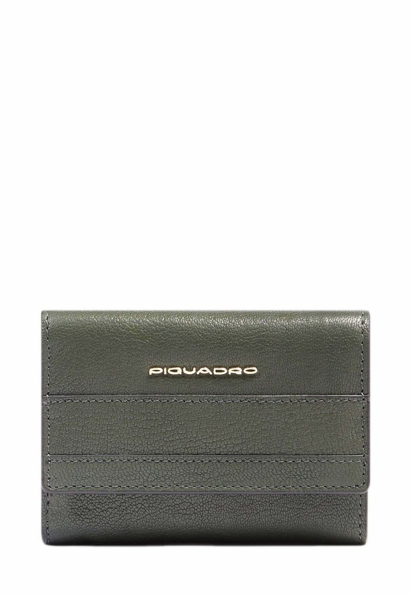 Cartera de cuero texturizado verde oscuro con cierre de solapa y logotipo dorado "Piquadro" en el centro frontal.