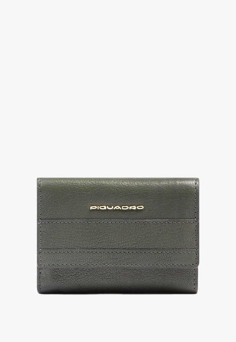Cartera de cuero texturizado verde oscuro con cierre de solapa y logotipo dorado "Piquadro" en el centro frontal.